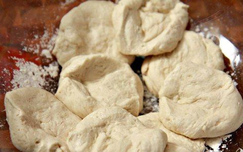 1. Этап. Булочки со свининой: 4. Из указанных ингредиентов замесить тесто. Разделить тесто на 8 равных частей.