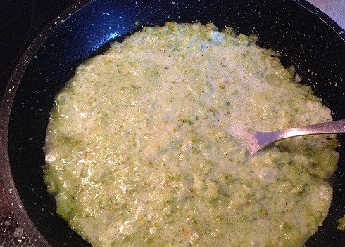 1. Этап. Макароны с соусом из брокколи и креветками: 7. И отвар. Отвара добавляем в зависимости от того, насколько густым вы любите соус. Кипятим минут 5.