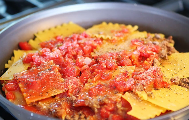 1. Этап. Быстрая лазанья на плите: 6. Добавьте соль и специи по вкусу. Влейте воду, накройте крышкой и томите минут 10.