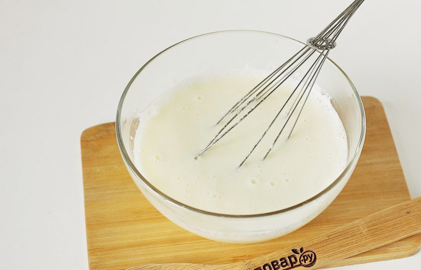 1. Этап. Пышные оладьи на горячем кефире: Добавьте горячий кефир.