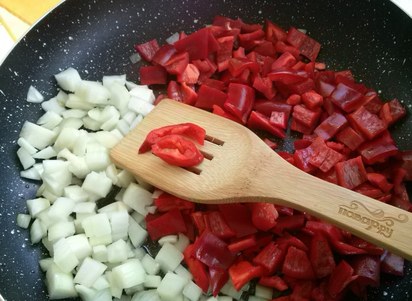 1. Этап. Аджапсандали: 7. Затем мелкими кубиками нарежьте болгарский перец и лук. На той же самой сковородке сначала обжарьте лук, сладкий и жгучий перец.