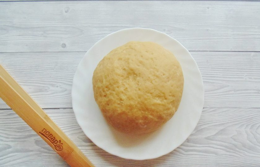 1. Этап. Медовый торт с вишней: Замесите мягкое, эластичное, не липнущее к рукам тесто.