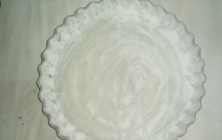 1. Этап. Кекс с цедрой: Форму для запекания промажьте маслом, слегка присыпьте мукой.