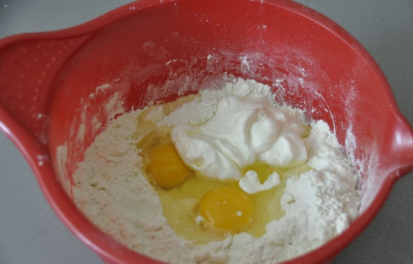 1. Этап. Кибинай: Добавьте яйца, сметану и заместите тесто.