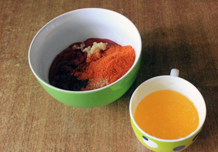 1. Этап. Куриные крылышки Баффало: Перемешайте соус чили с томатным соусом и специями. Отдельно растопите сливочное масло.