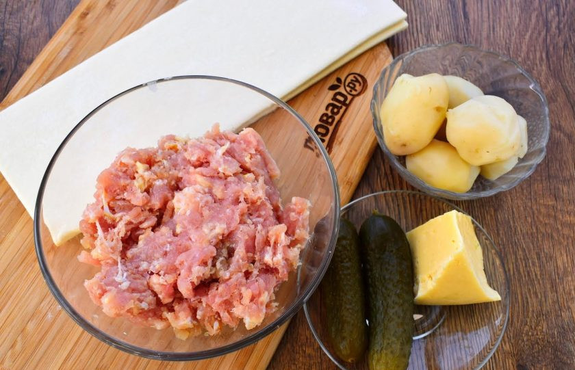 1. Этап. Лодочки из слоеного теста: 1. Тесто достаньте из морозильника и оставьте размораживаться при комнатной температуре. Картофель отварите в мундирах, немного остудите, очистите.