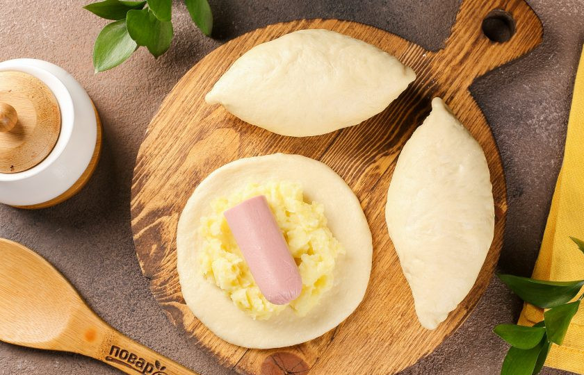 1. Этап. Пышные жареные пирожки на кефире с дрожжами: Каждый кусочек раскатайте в лепёшку и выложите по центру начинку. У меня картофельное пюре и сосиски.