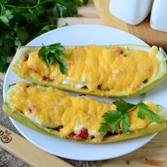 Кабачки, фаршированные куриной грудкой