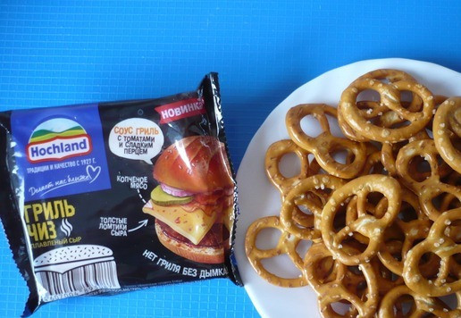 1. Этап. Крендели, запеченные с плавленым сыром Хохланд: Для приготовления закуски я использовала плавленый сыр Гриль Чиз ТМ 