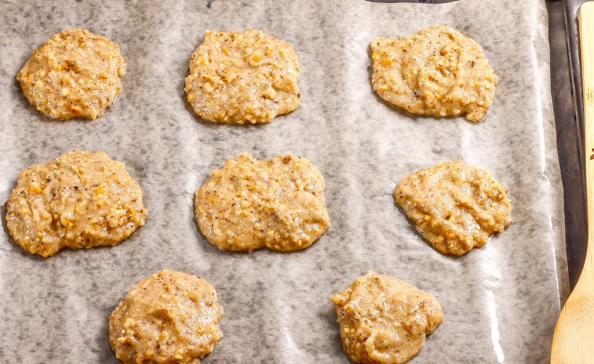 1. Этап. Ореховое печенье без муки: Смажьте пергаментную бумагу растительным маслом и выложите на нее порции теста. Помните, что печенье сильно увеличится в размерах, поэтому выкладывайте порции на расстоянии друг от друга.