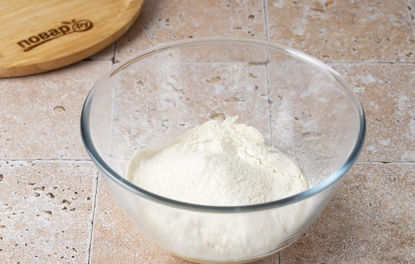 1. Этап. Овощная пицца: После добавьте соль, растительное масло и постепенно начните всыпать муку.