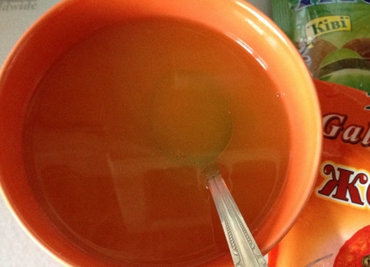 1. Этап. Желейный торт без выпечки: Приготовим апельсиновое желе (следуя инструкции на упаковке). Желе должно остыть.