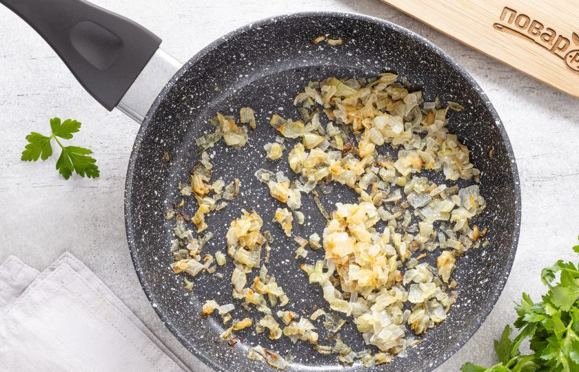 1. Этап. Вареники с фасолью: Репчатый лук нарежьте на мелкие кубики и обжарьте с растительным маслом до золотистого цвета.