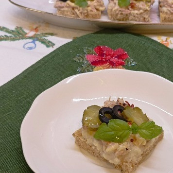 1. Этап. Пикантные канапе с тунцом: Достойная закуска к предстоящим праздникам.