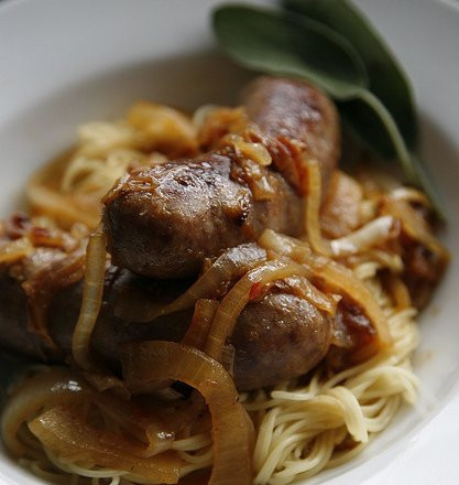 1. Этап. Сосиски на сковороде: 4. Подавать можно с любым гарниром. При этом гарнир выкладывается на дно тарелки, потом черед измельченных сосисок, а для украшения выкладываются целые половинки. Готово!