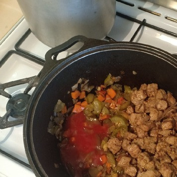 1. Этап. Азу из говядины или свинины: Смешать томатный соус с сахаром и вылить в казан, затем добавить туда немного воды, все перемешать и тушить еще 5мин. Затем добавить обжаренное мясо, залить 1л горячей воды, приправить солью и перцем, накрыть крышкой и тушить около часа на медленном огне. За 5-10мин до готовности добавить лавровый лист.