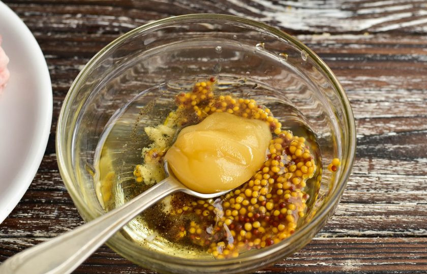 1. Этап. Запеченное мясо на Новый год: Добавьте мед.