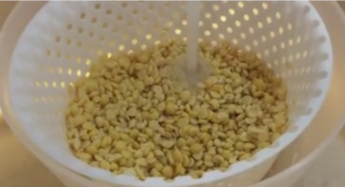 1. Этап. Очень вкусный гороховый суп с копчеными ребрышками: 1. Помойте и залейте горох большим количеством воды, оставьте его так на ночь. После этого снова промойте под проточной холодной водой и пересыпьте в дуршлаг, чтобы стекла вода.