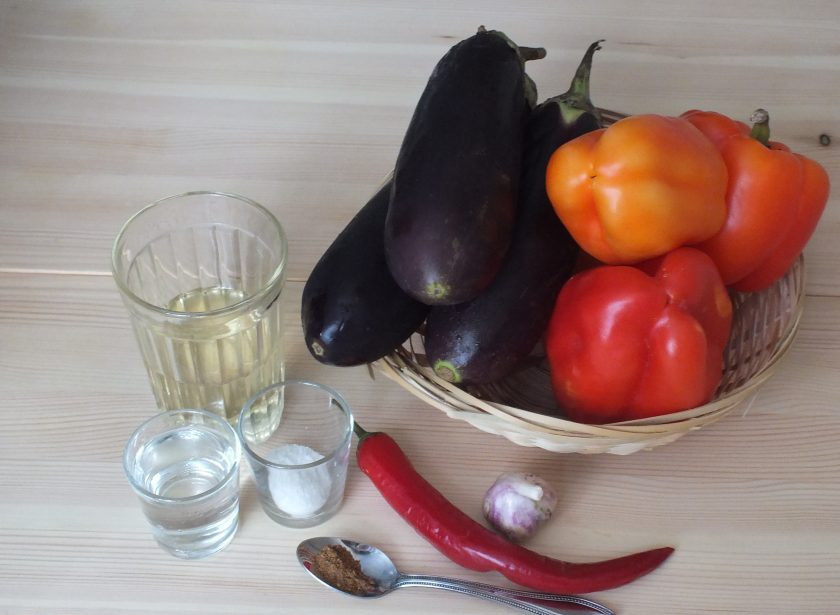 1. Этап. Острый салат на зиму: Подготовьте необходимые ингредиенты.