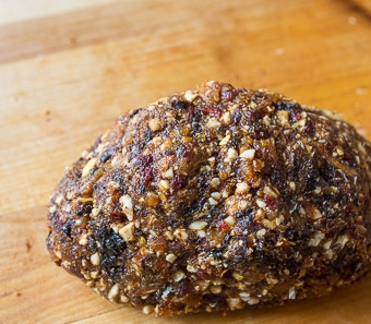 1. Этап. Веганские батончики из сухофруктов: И теперь соединяем финики, орехи и массу из остальных сухофруктов. По необходимости и желанию добавляем мед. Вот такая масса для батончиков у нас получилась в итоге.