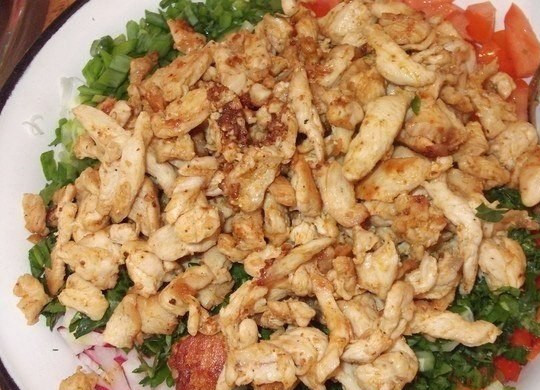 1. Этап. Начинка для шаурмы: Соединяем курицу, зелень и овощи с соусом, все перемешиваем. Добавляем специи.