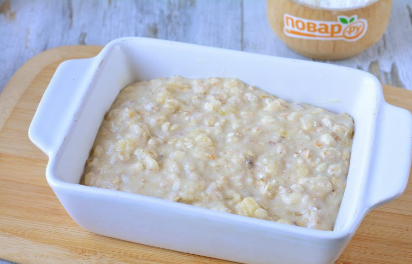 1. Этап. Диетический банановый пирог: Выложите тесто в форму и отправьте запекаться в духовку при температуре 180 градусов.