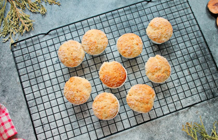 1. Этап. Маффины с кокосовой стружкой: Выпекайте маффины с кокосовой стружкой при температуре 180 градусов в течение 25-35 минут, до сухой спички. Готовые маффины переставьте на решетку и дайте им полностью остыть.