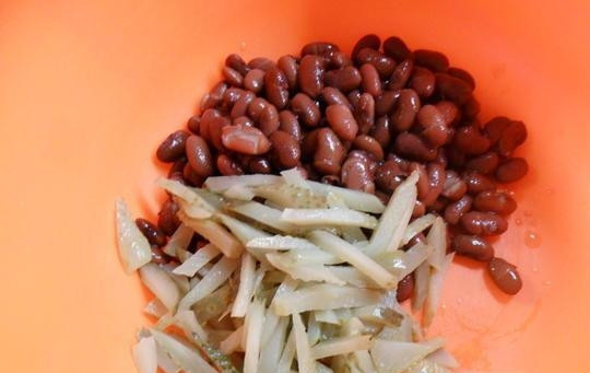 1. Этап. Салат из печенки: В миске соедините огурец, нарезанный соломкой, и фасоль (без жидкости) из банки.