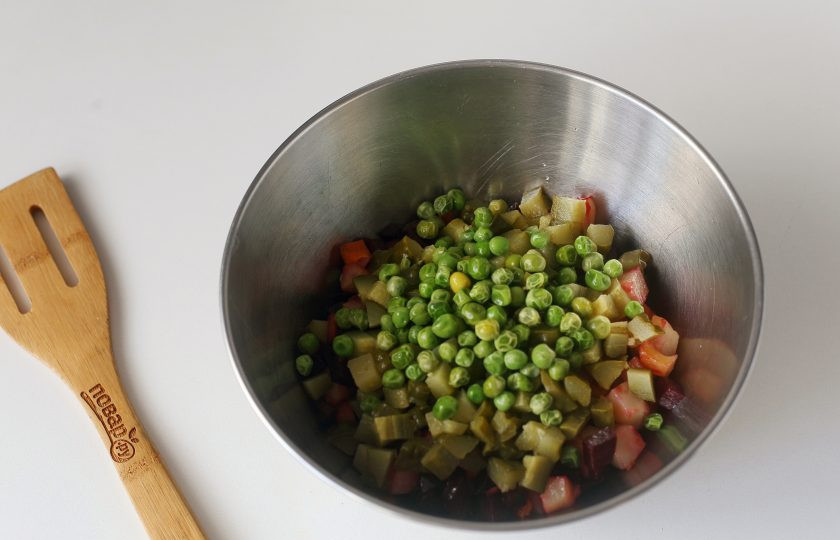 1. Этап. Винегрет из запеченных овощей: Добавьте зеленый горошек. У меня замороженный.