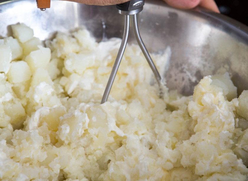 1. Этап. Картофельная запеканка со сливками: 1. Картошку помоем, очистим и отварим. Немного остудим, добавим сливки, масло и сметану, а также специи. Перемешаем и сделаем пюре.