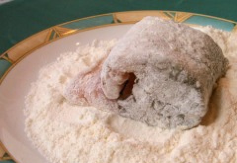 1. Этап. Рыба под маринадом из тушеных овощей: Обваляйте судак в муке.