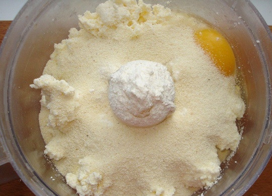 1. Этап. Творожники: 1. В чашу комбайна или глубокую мисочку отправьте творог, яйцо, манную крупу. Добавьте сахар, соль и специи по вкусу.