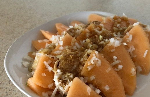 1. Этап. Дынный салат с вареной курицей: 4. Посыпаем мелко нарезанным луком. 5. Поливаем кусочки курицы соусом, приготовленным из соевого соуса, масла, горчицы и лимонного сока. Приятного аппетита!