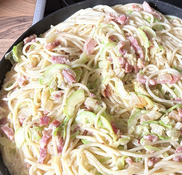 1. Этап. Спагетти с кабачками в сливочном соусе: Довести до кипения, выключить плиту. Дать постоять минут пять, спагетти впитают в себя сливки, можно подавать.