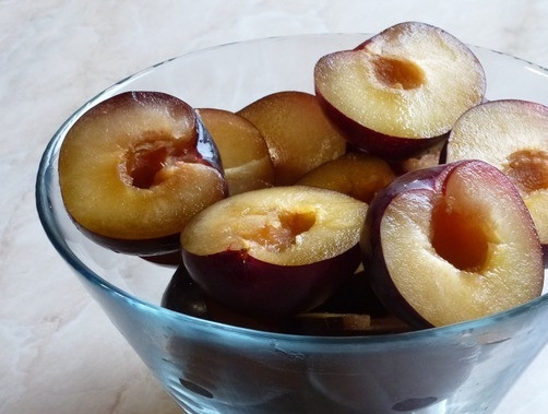 1. Этап. Гусь в казане: Для блюда нам нужны твердые сливы, можно взять слегка недозрелые. Разрезаем каждую сливу пополам, удаляем косточки.