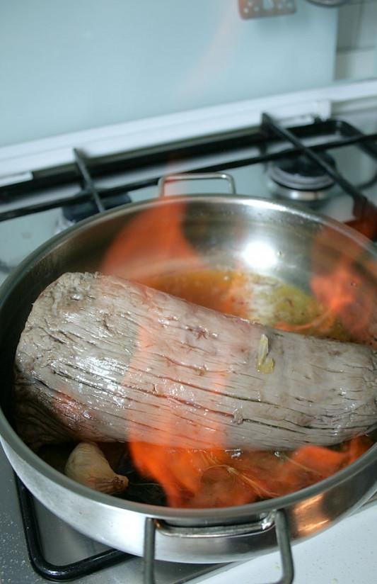 1. Этап. Запеченная говяжья вырезка в духовке: Влейте в сковороду бренди, поднимется огонь. Обжарьте говяжью вырезку на огне ещё минут 5.