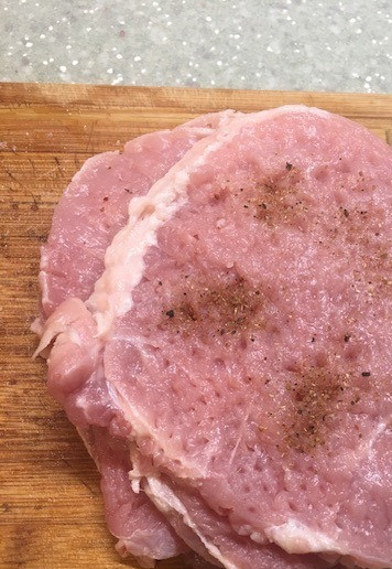 1. Этап. Мешочки из свинины с начинкой: Посыпать любимыми специями. У меня черный перец, кориандр, сладкая паприка. Посолить. Без фанатизма. Бекон уже соленый.