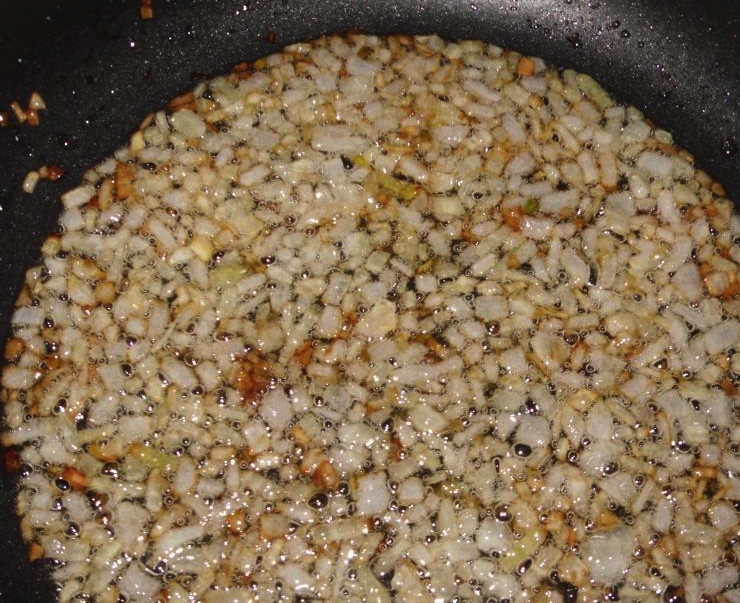 1. Этап. Вешенки с сыром: Репчатый лук очистите от шелухи и мелко нарежьте. В чистой сухой сковороде разогрейте две ложки растительного масла. Выложите лук в сковороду, обжарьте его в течение нескольких минут, помешивая лопаткой.