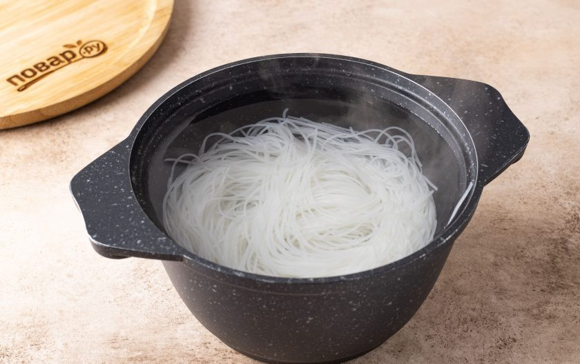 1. Этап. Грибы в сухарях с рисовой лапшой и салатом фризе: Рисовую лапшу отварите по инструкции. Я замачиваю ее в прохладной воде на полчаса, затем варю в кипящей подсоленной воде 5 минут. Откиньте лапшу на сито и промойте в холодной воде.