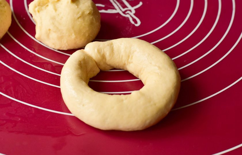 1. Этап. Мясные кольца в духовке: Скрепите хорошо края, сверните жгутик в кольцо.