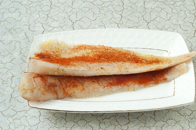 1. Этап. Филе минтая в духовке диетическое: 3. Пока готовятся овощи, рыбку посолите по вкусу, добавьте специи. Время запекания зависит от того, какие именно овощи вы используете. Потребуется примерно 15-30 минут прежде, чем можно отправить запекаться минтай.