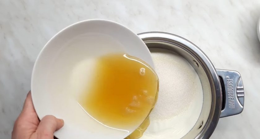 1. Этап. Сметанное желе Полосатое: 3. Далее в сметану добавьте сахар, оставшийся желатин и хорошо перемешайте. Поставьте сметану на огонь и доведите до температуры 60 градусов (на медленном огне, постоянно помешивая). Она должна стать однородной и более жидкой.