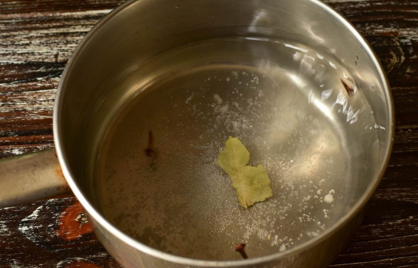 1. Этап. Огурцы в желатине: В ковш влейте воду, добавьте все специи, кроме желатина и уксуса. К желатину влейте 1-2 ст. ложки воды.