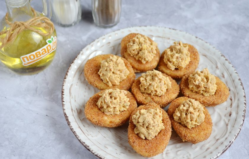 1. Этап. Обжаренные фаршированные яйца: 6. Наполните белки начинкой. Украсьте зеленью.