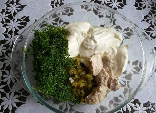 1. Этап. Горбуша в духовке под соусом: Сделайте соус. Смешайте в миске хрен, сметану, корнишоны, перец, соль и измельчённый укроп.