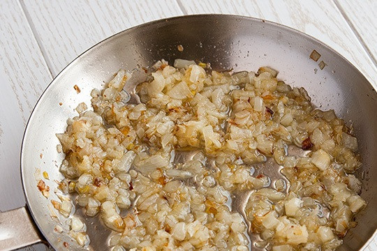 1. Этап. Помидоры с сырной начинкой: 1. Пока будем измельчать наши составляющие для начинки, обжариваем лук на растительном масле.