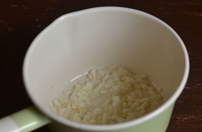 1. Этап. Фрикадельки из рыбного фарша: Разогрейте в сотейнике растительное масло, оставшийся лук поджарьте на нем до прозрачности.