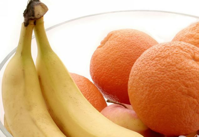 1. Этап. Зеленый витаминный напиток с семенами льна: 2. Апельсины и банан очистите от кожуры, порежьте произвольными кусочками.