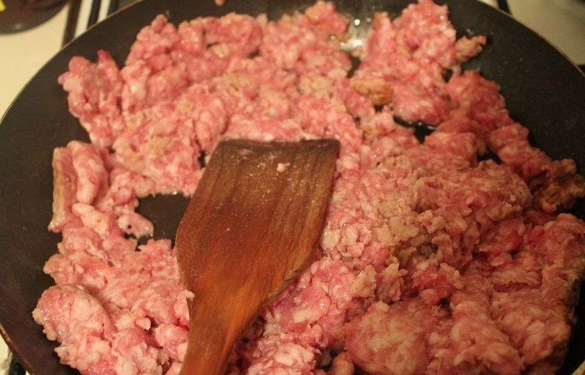 1. Этап. Мексиканский суп с фаршем: Пока тушатся овощи, берем фарш и обжариваем на смазанной маслом сковороде.