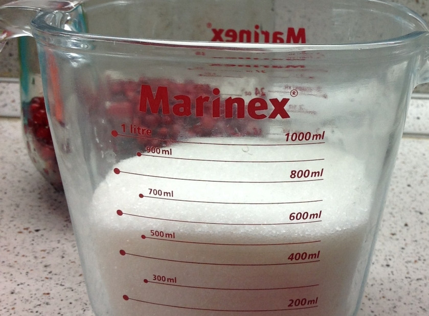 1. Этап. Компот из брусники на зиму: Добавляем в воду 500 мл сахара, перемешиваем и варим пару минут.